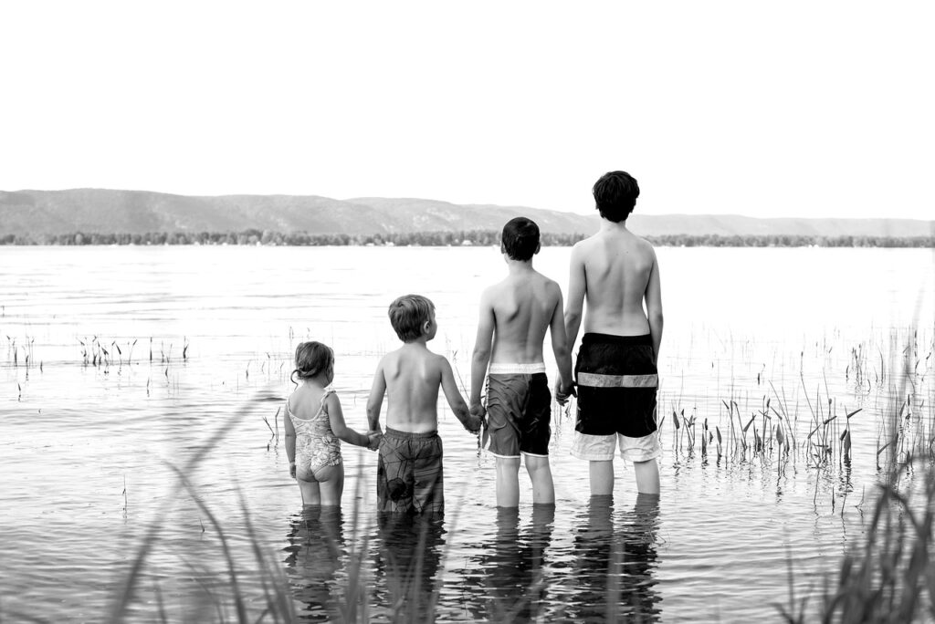 Kids Family Lake Together Summer  - ottawagraphics / Pixabay